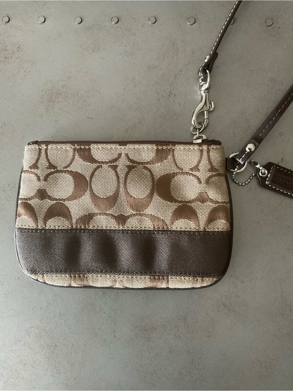 Coach Signature Khaki/Brown Logo Wristlet Canvas Patent Leather Strap & Trim - Picture 4 of 13